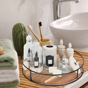 Plateau tournant chargé d'accessoires de salle de bain élégants sur tablette en bois