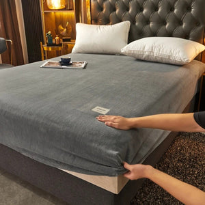 Coin élastiqué du drap-housse ajusté sur le matelas
