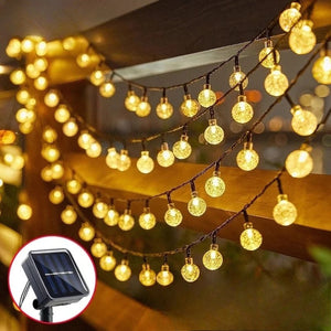 Guirlande lumineuse solaire sur terrasse avec panneau solaire intégré
