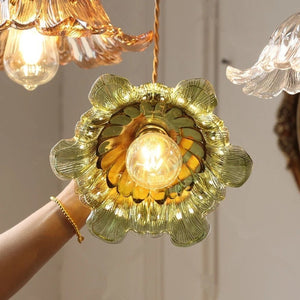 Abat-jour en verre vert éclairé vu de dessous détail texture pétales striés