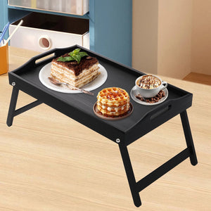 Plateau bambou noir sur un bureau avec un tiramisu et une tasse de café