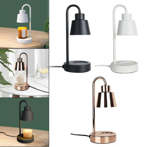 Lampe chauffe-bougie mise en scène sur une table en bois et une console avec bougie parfumée