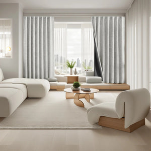 Rideaux occultants gris dans un salon moderne épuré avec vue sur la ville