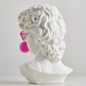 Vue arrière du buste de David en résine blanche fond gris clair lunettes roses visibles