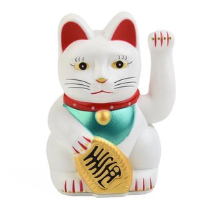 Figurine chat porte-bonheur blanc avec collier rouge et bavoir turquoise sur fond blanc