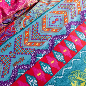 Détail du tissu bohème avec bordure géométrique turquoise et orange
