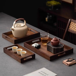 Trois plateaux bambou en service thé japonais avec théières et tasses