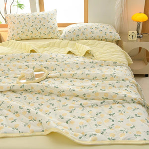 Couette et taies assorties à imprimé fleuri sur un lit fait avec lampe de chevet