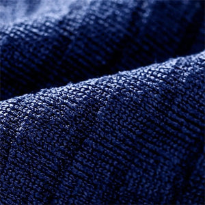 Gros plan sur le tissu tricoté texturé d'une housse d'accoudoir bleu marine
