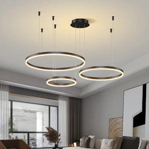 Lustre LED noir à anneaux concentriques modernes, vue de trois quarts
