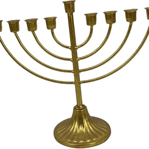 Chandelier Menorah Hanukkah doré 9 branches bougies allumées ambiance