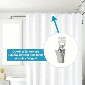 Pince à rideau fixée sur un rideau de douche blanc dans une salle de bain lumineuse