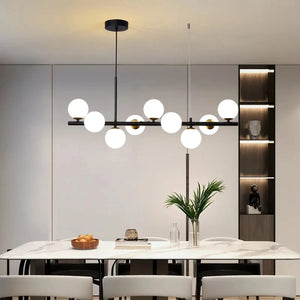Lustre noir à globes de verre blanc opalin dans une salle à manger épurée