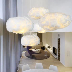Suspension nuage LED dans une pièce de vie