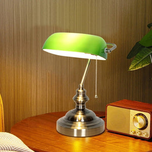 Vue rapprochée de l'abat-jour en verre vert vu de dessous