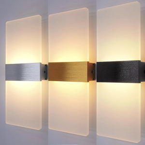 Applique murale LED allumée déclinée en noir argenté et doré
