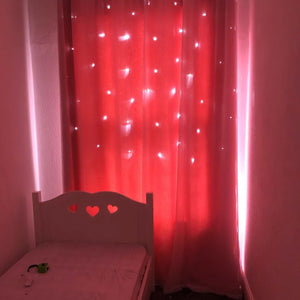 Rideau suspendu dans une chambre d'enfant avec effet lumineux étoilé la nuit