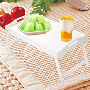 Plateau bambou naturel sur un lit présentant des fruits frais et une boisson fraîche