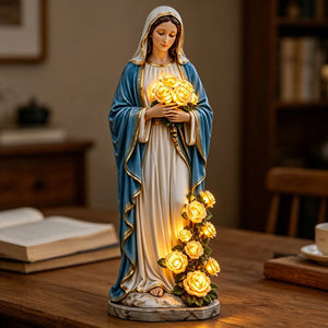 Statue Vierge Marie lumineuse posée sur un bureau en bois dans un intérieur chaleureux