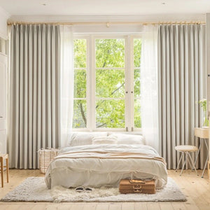 Rideau chenille beige à chevrons dans une chambre lumineuse avec grande fenêtre