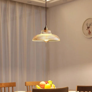 Suspension verre nervuré allumée dans ambiance rétro chaleureuse
