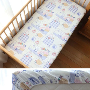 Drap housse bébé motif ourson et lapin avec inscription Hello sur un matelas de berceau
