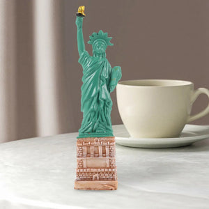 Statuette de la Liberté résine avec tasse de café sur marbre