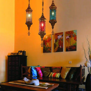 Lustres marocains vitrail multicolores dans un salon oriental