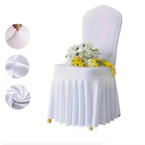 Housse de chaise blanche jupe plissée décorée d'un bouquet de fleurs pour un mariage