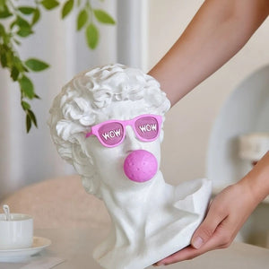 Artisan présentant le buste de David en résine blanche avec lunettes roses dimension réelle