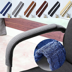 Housse d'accoudoir bleu marine ajustée sur l'accoudoir d'un fauteuil avec détail du tissu en médaillon