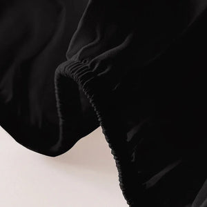 Gros plan sur la couture élastique du drap housse noir