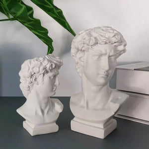 Deux vases bustes antiques taille M et L en résine blanche sur surface grise
