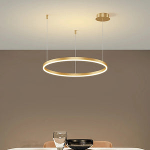 Vue en plongée du lustre doré à anneaux ronds LED éclairé