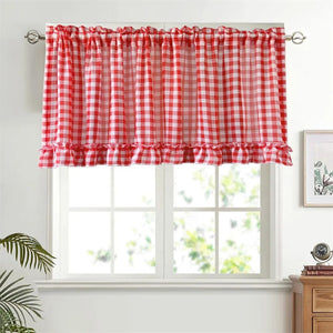 Rideau court à carreaux rouges dans un salon lumineux avec horloge et cadre