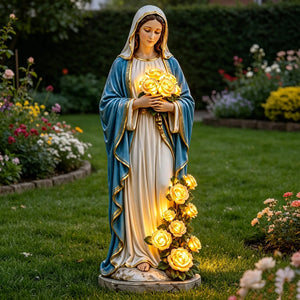 Statue Vierge Marie dans un jardin vert au coucher de soleil