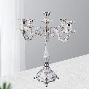 Chandelier 5 bras argenté dans un intérieur élégant fond gris perle