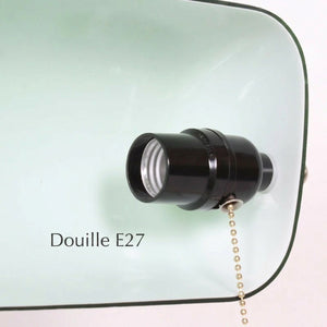 Détail de la douille E27 sous l'abat-jour en verre vert