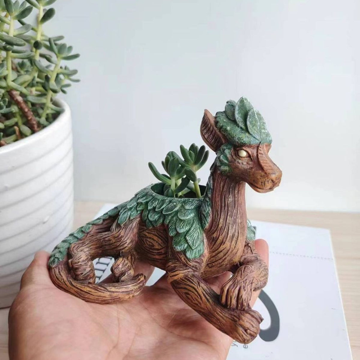 Dragon ailé pot résine tenu en main, taille compact 15 cm