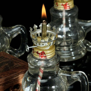 Détail du bec verseur et de la mèche en coton de la lampe à pétrole
