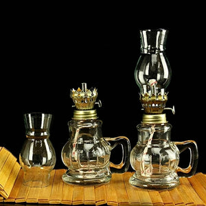 Éléments de la lampe à pétrole en verre soufflé sur fond noir