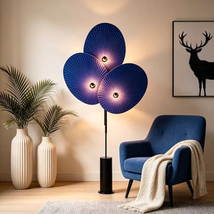 Lampadaire pétales bleu dans un salon nordique avec fauteuil bleu