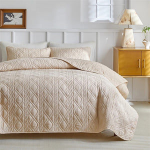 Vue complète du couvre-lit beige matelassé sur un lit
