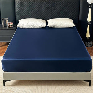 Détail du tissage satin bleu marine du drap-housse