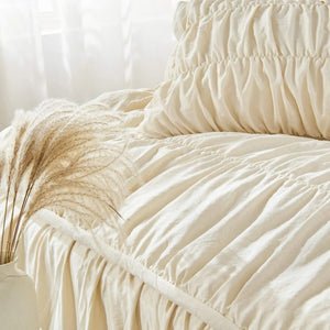 Gros plan sur la texture froissée de la parure de lit bohème chic avec pampas décoratifs
