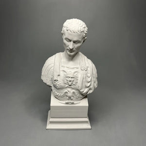 Buste de Jules César en plâtre vu de face sur fond neutre