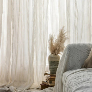 Détail du tissage rayé du voilage blanc avec vase et pampas