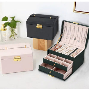 Boîte à bijoux disponible en trois coloris noir rose et vert foncé