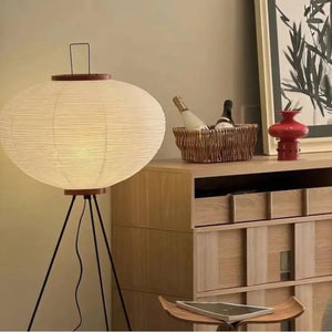 Lampadaire Wabi-Sabi dans salon avec buffet en bois et objets déco