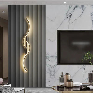 Applique murale LED dorée sur un mur à lattes dans un salon contemporain